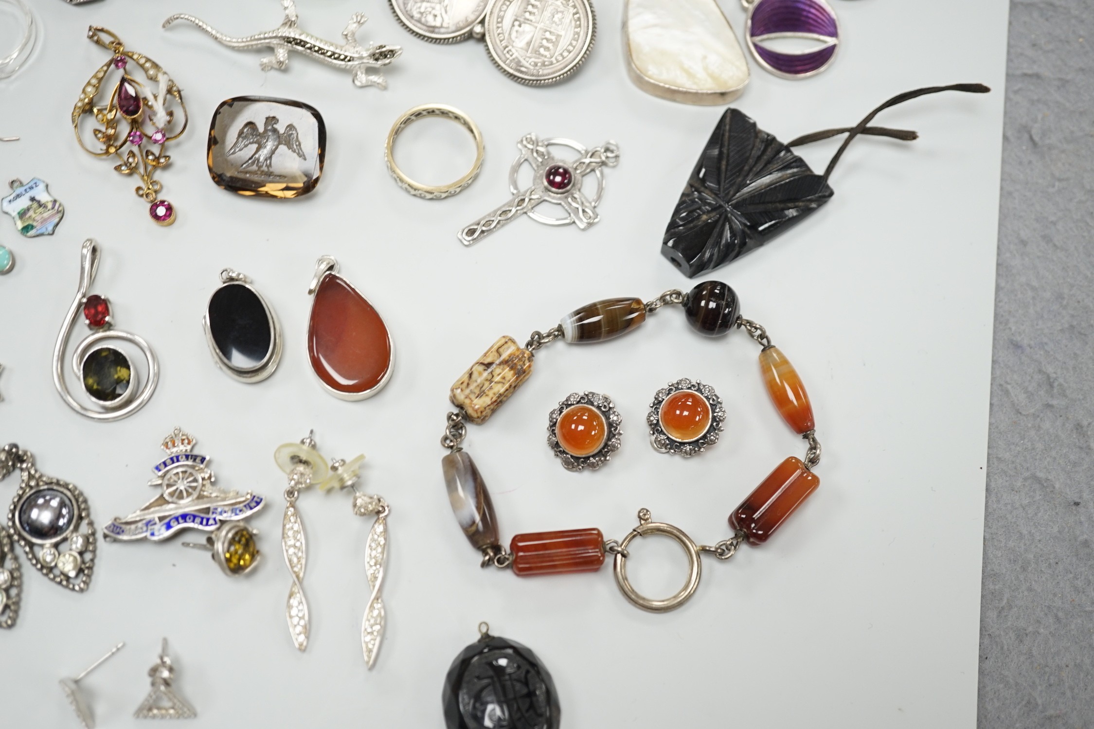 Mixed jewellery including an Edwardian yellow metal and gem set drop pendant, an unmounted intaglio citrine, eternity ring, 925 and marcasite lizard brooch, etc.